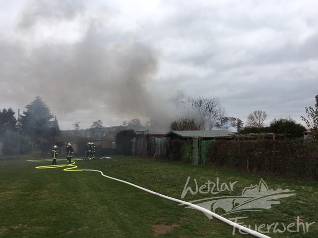 Zwei Gartenhütten werden Raub der Flammen.