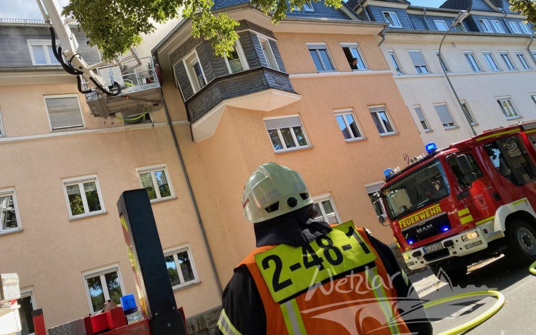 Feuer zerstört Wohnung in Niedergirmeser Mehrfamilienhaus