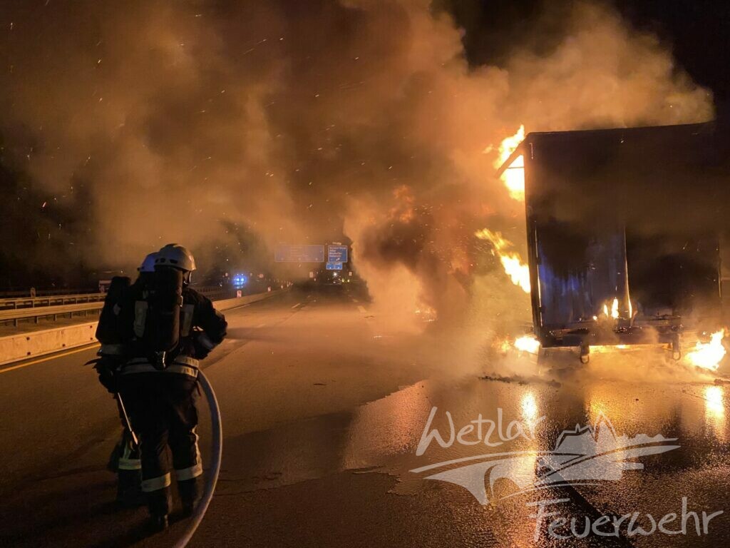 Feuerwehr Wetzlar löscht brennenden Sattelauflieger auf der Autobahn 45