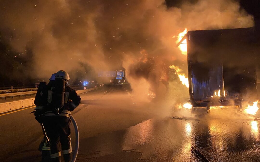 Feuerwehr Wetzlar löscht brennenden Sattelauflieger auf der Autobahn 45