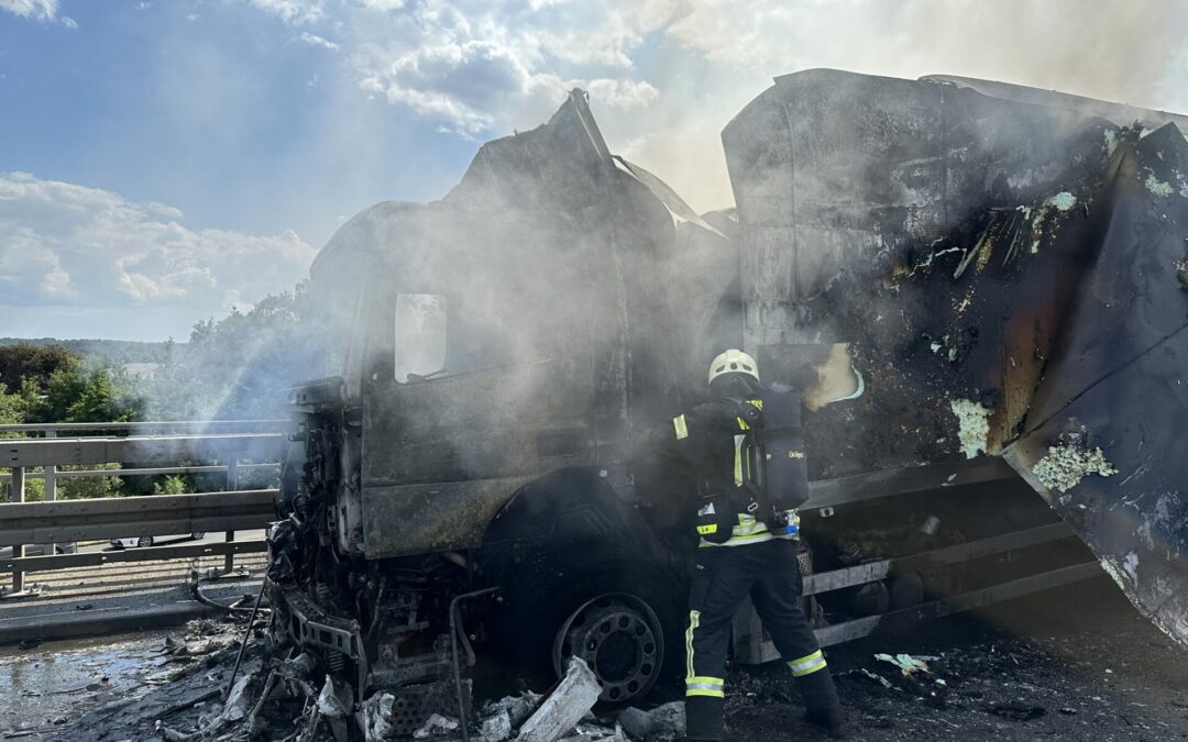 LKW brennt auf der B49