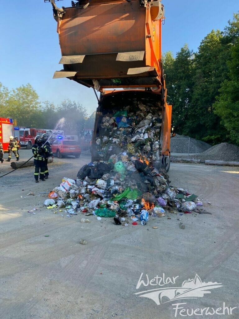 Brennendes Müllsammelfahrzeug in Nauborn