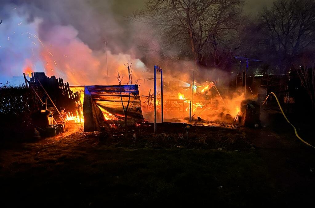 Vier Gartenhütten werden ein Raub der Flammen