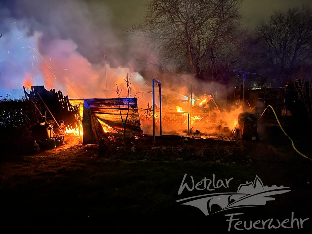 Vier Gartenhütten werden ein Raub der Flammen