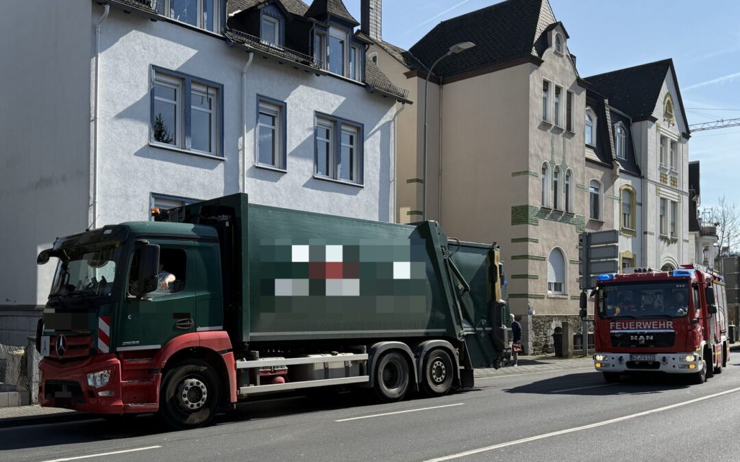 Feuerwehr eskortiert Müllfahrzeug