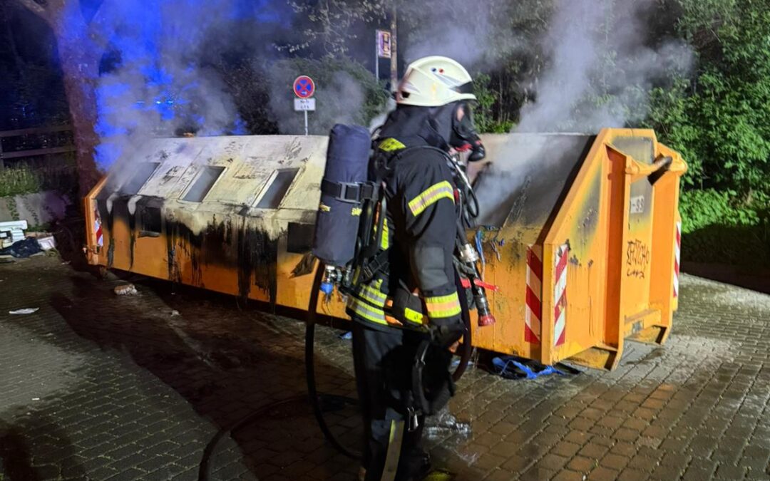Brennender Altpapiercontainer auf Lahninsel