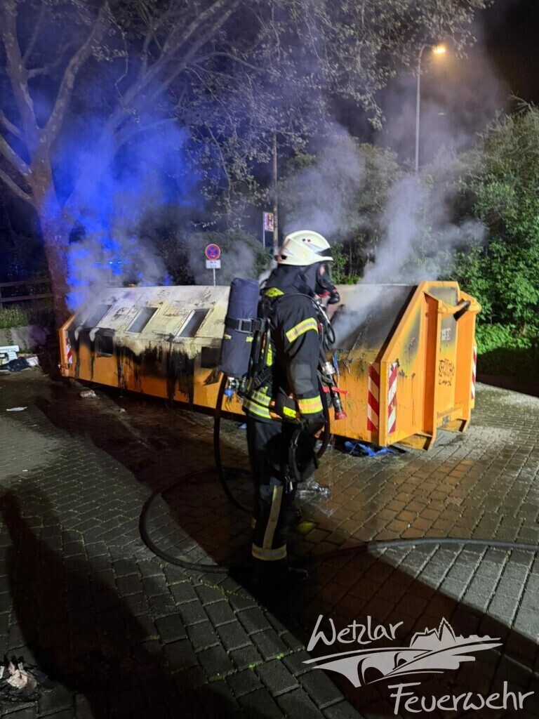 Brennender Altpapiercontainer auf Lahninsel
