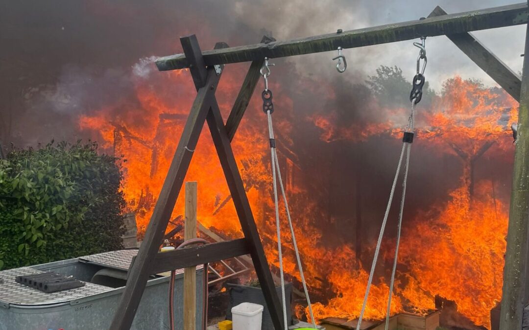 Feuer zerstört drei Gartenhütten