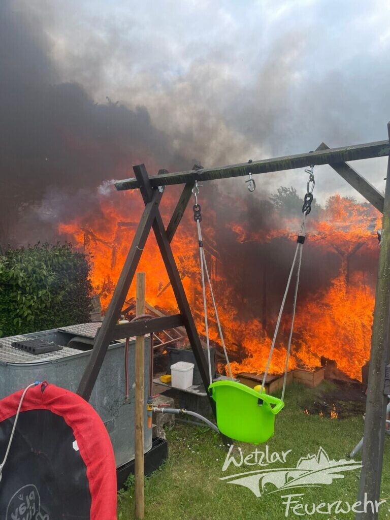 Feuer zerstört drei Gartenhütten
