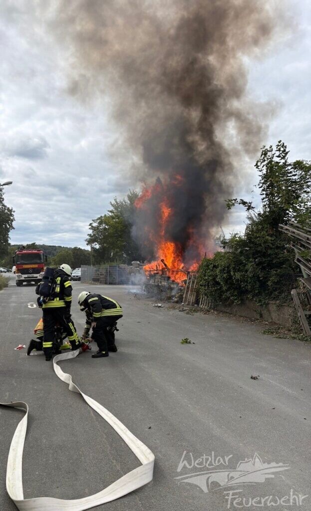 Brand von Paletten und Baumaterialien