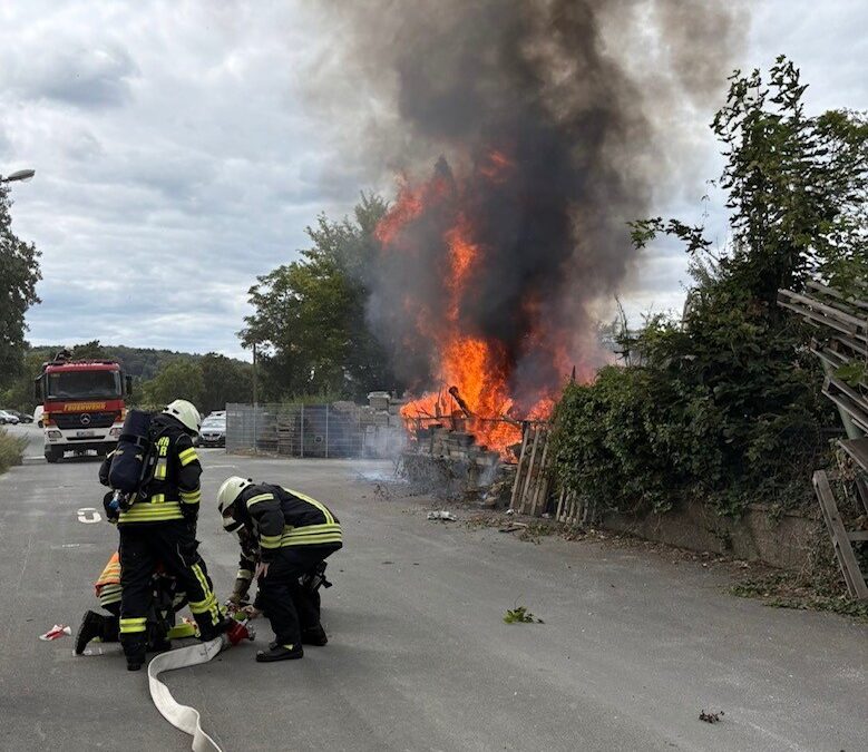 Brand von Paletten und Baumaterialien