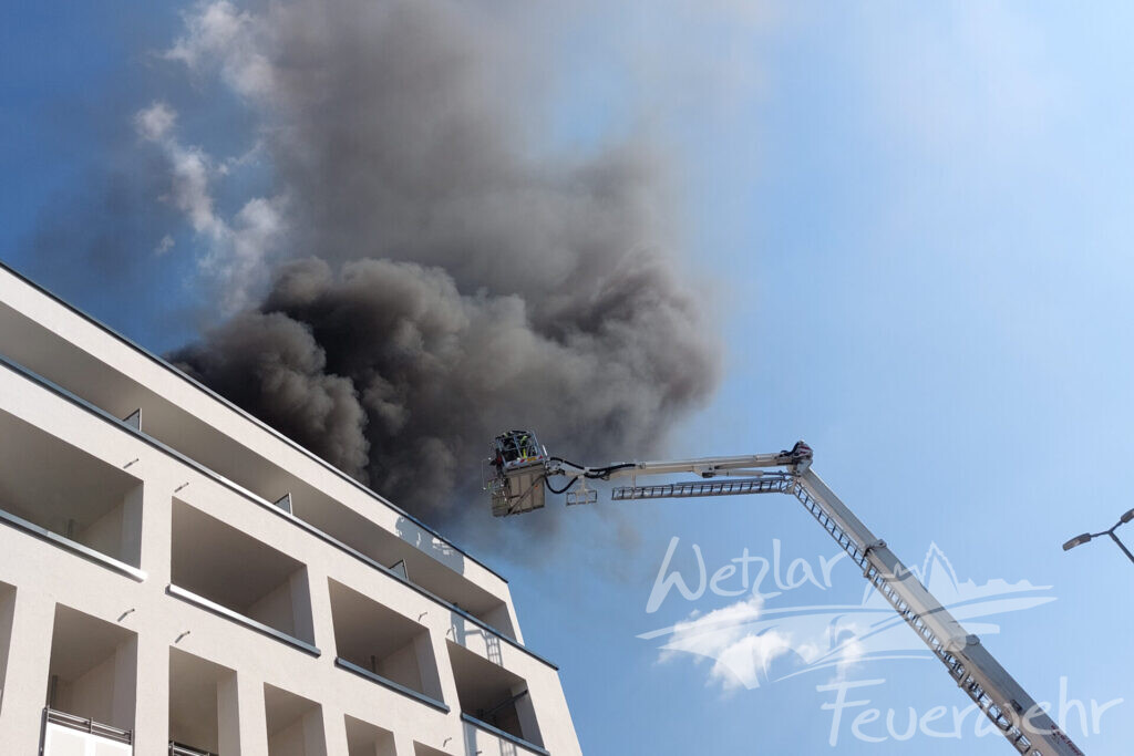 Rauchwolke über Wetzlarer Innenstadt – Dachbrand auf Apartmenthotel